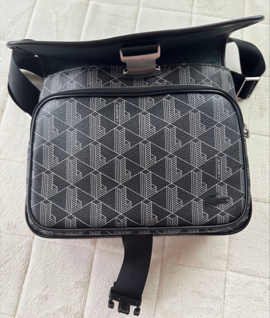 国内完売 希少　美品　LACOSTE モノグラムフラップメッセンジャーバッグ