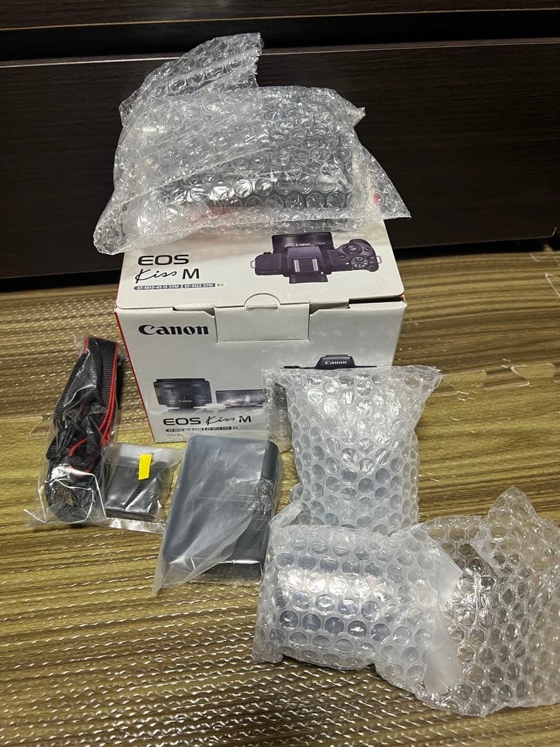 Canon EOS Kiss M ダブルレンズキット ミラーレス一眼カメラ 黒