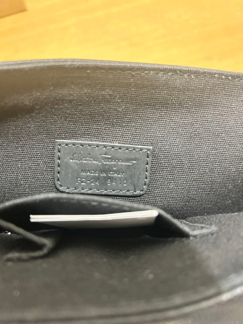 Salvatore Ferragamo ブラックショルダーバッグ　フェラガモ