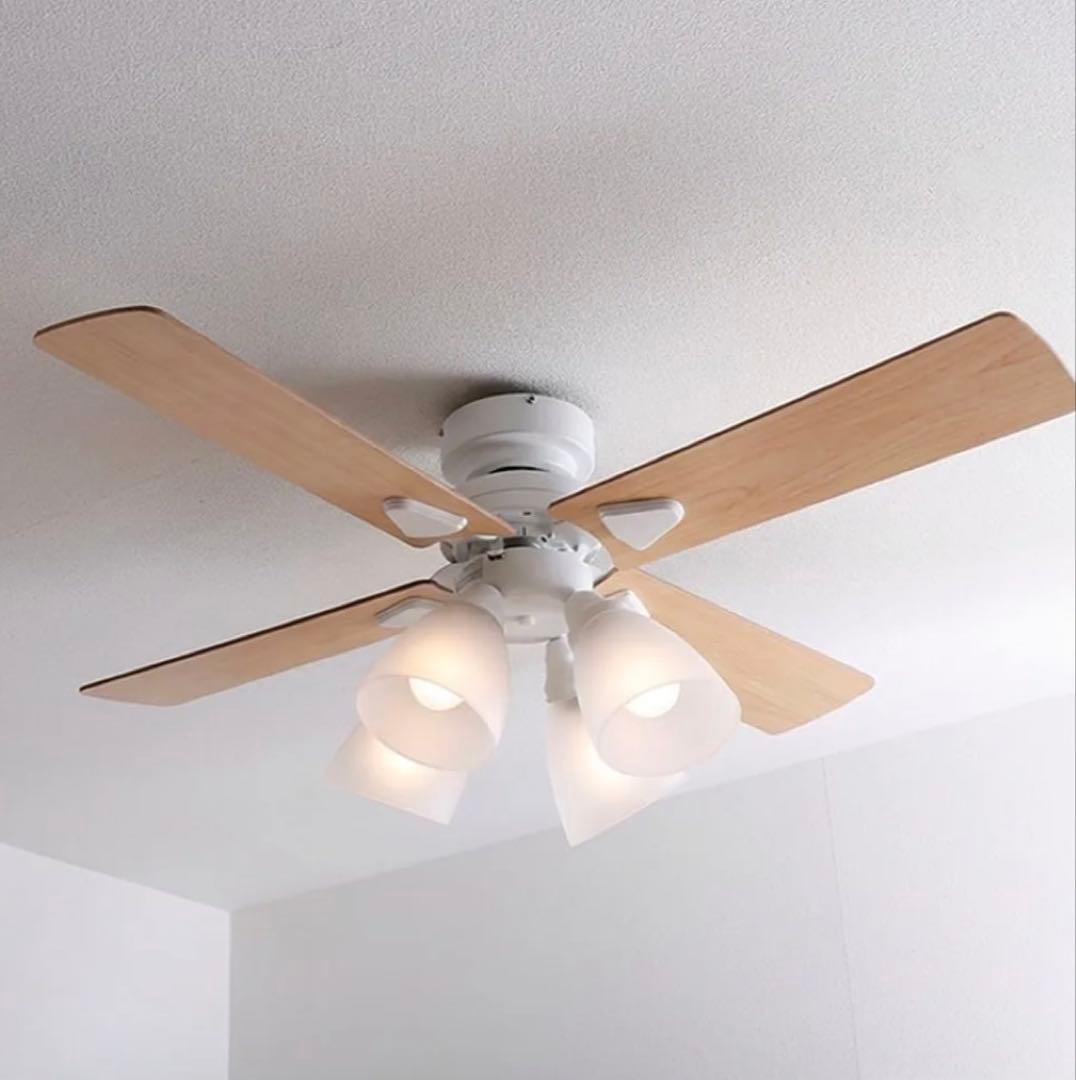 ホワイトシーリングファン 4枚羽根 3灯ライト付き