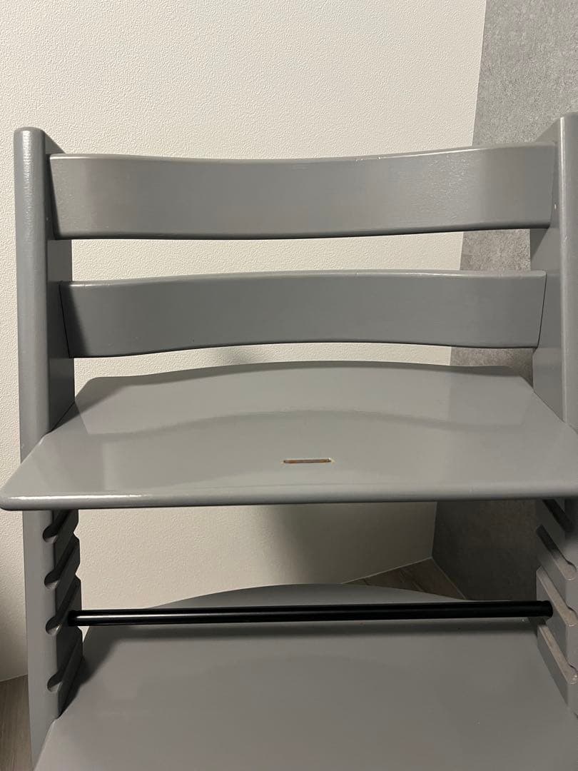 STOKKEトリップトラップ⭐︎ストームグレーのハイチェア 調整可能な足置き付き