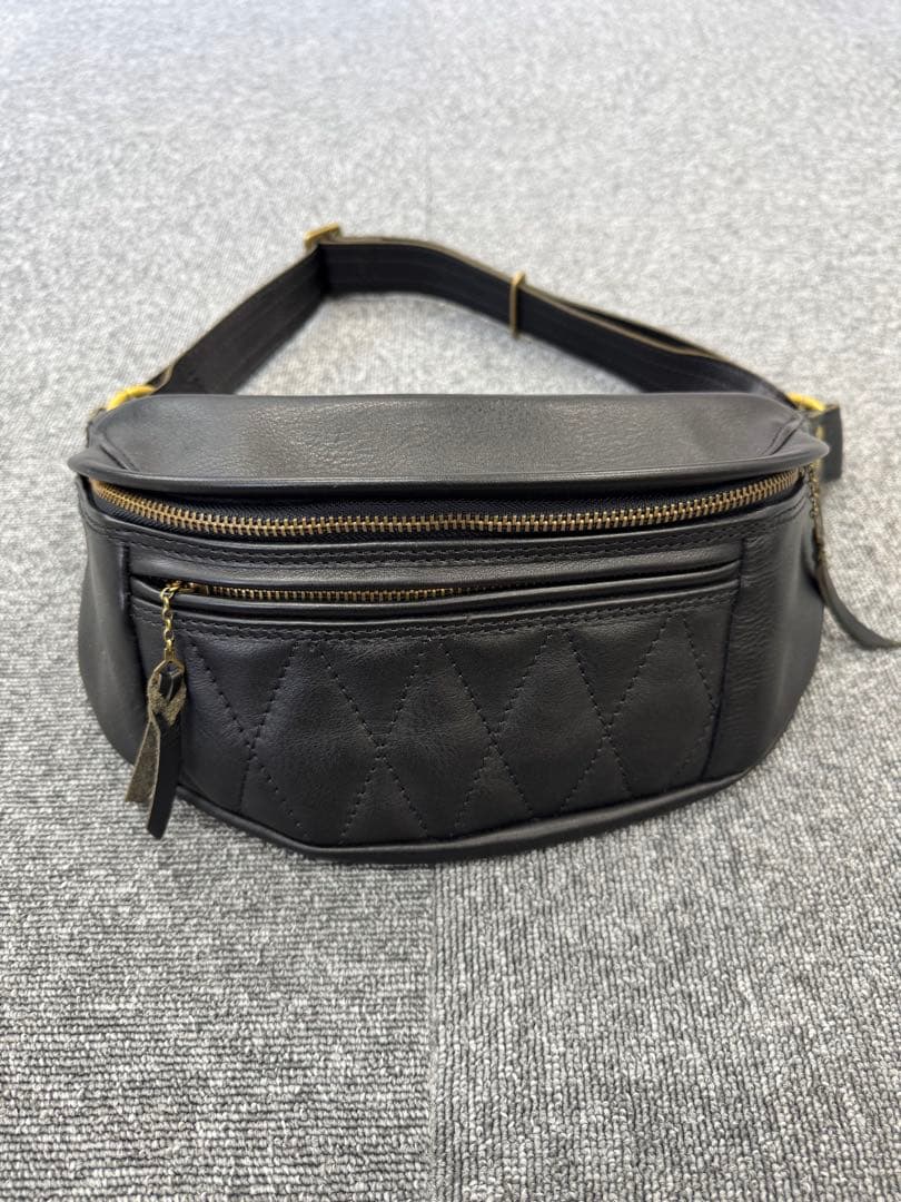 黒 キルティング ボディバッグ