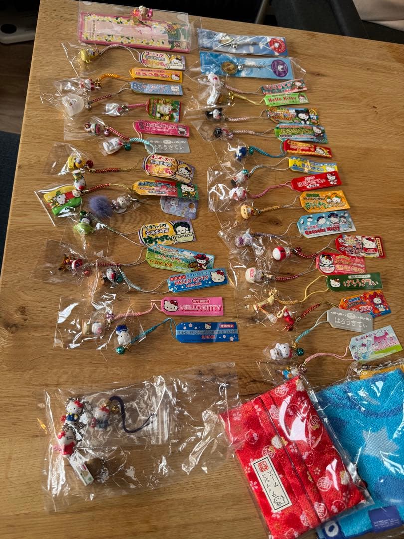 チ*王様 ハローキティ フィギュアストラップ 232➕4 地域限定多数　おまけつ