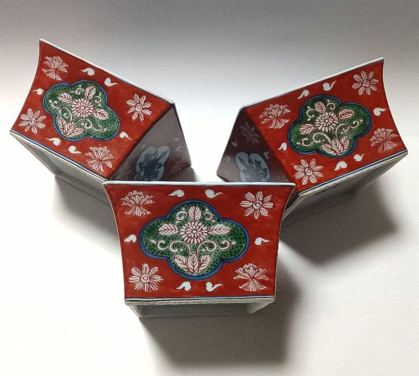 ② 源右衛門窯 染錦 赤濃菊絵 角鉢 3客組 未使用品