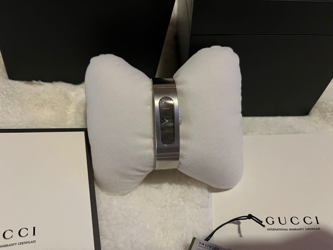 GUCCI レディースバングルウォッチ 2400S シルバーバングル