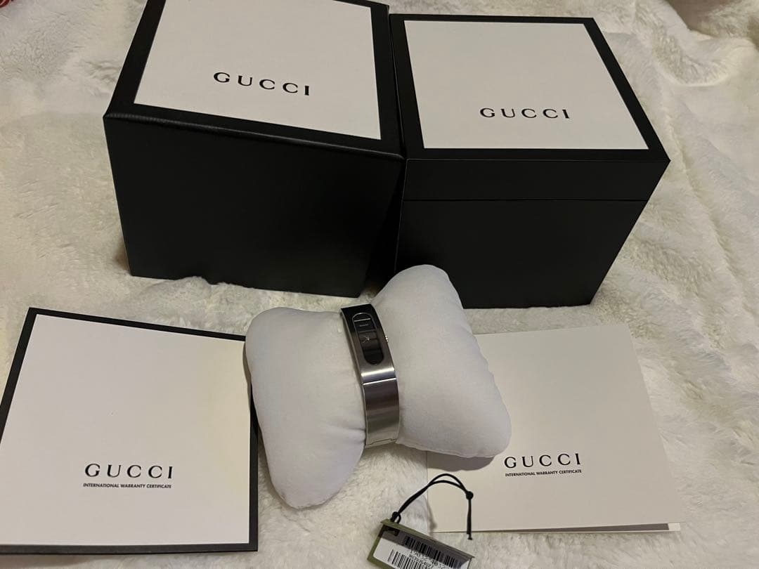 GUCCI レディースバングルウォッチ 2400S シルバーバングル