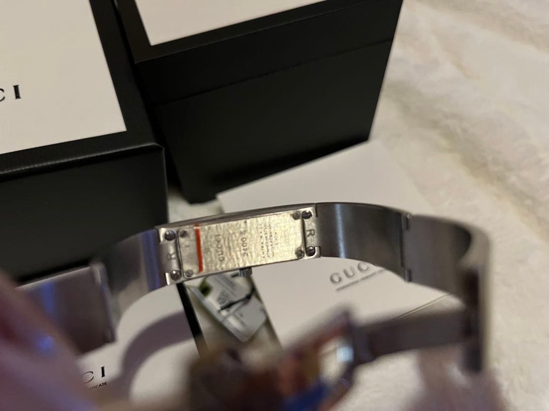 GUCCI レディースバングルウォッチ 2400S シルバーバングル