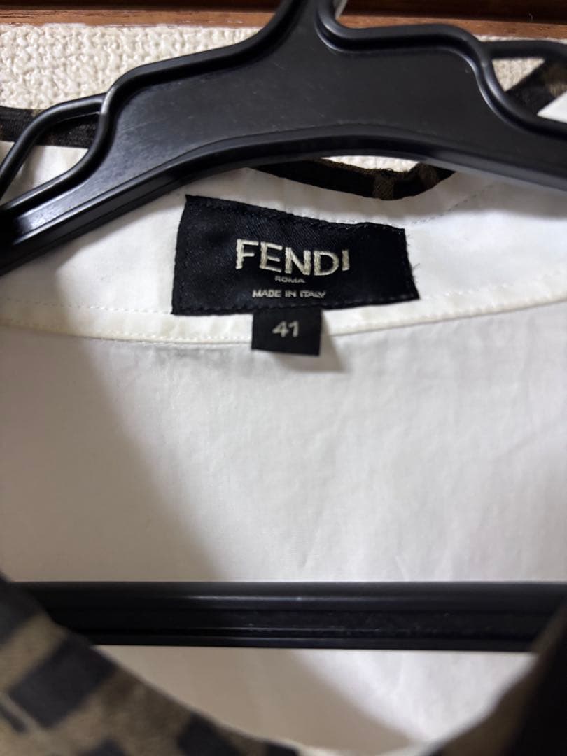 FENDI ロゴ入りホワイトシャツ