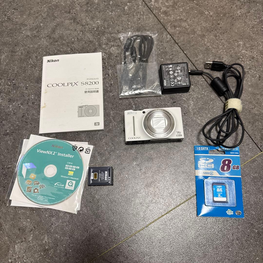 超美品　付属あり　Nikon COOLPIX S8200 ホワイト