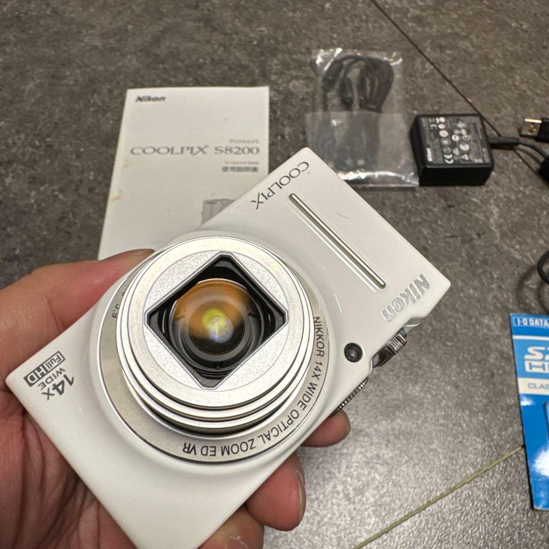 超美品　付属あり　Nikon COOLPIX S8200 ホワイト