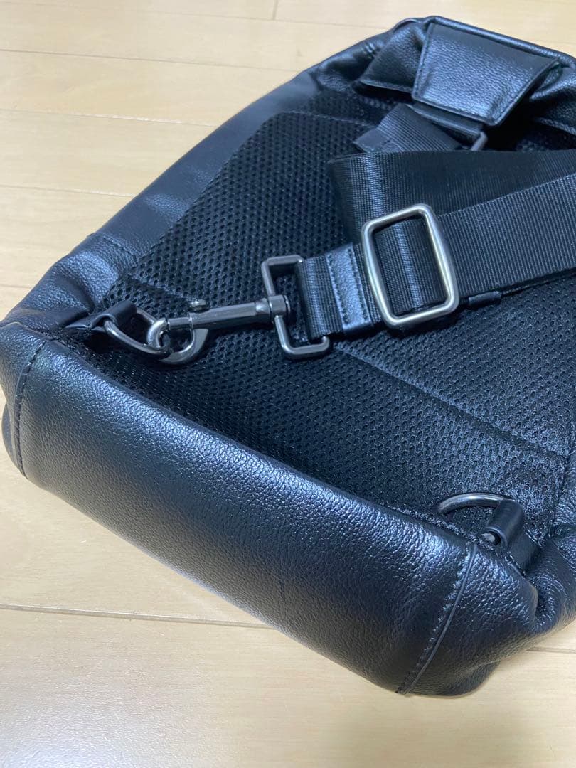 COACH ボディバッグ ストライプ 黒・グレー