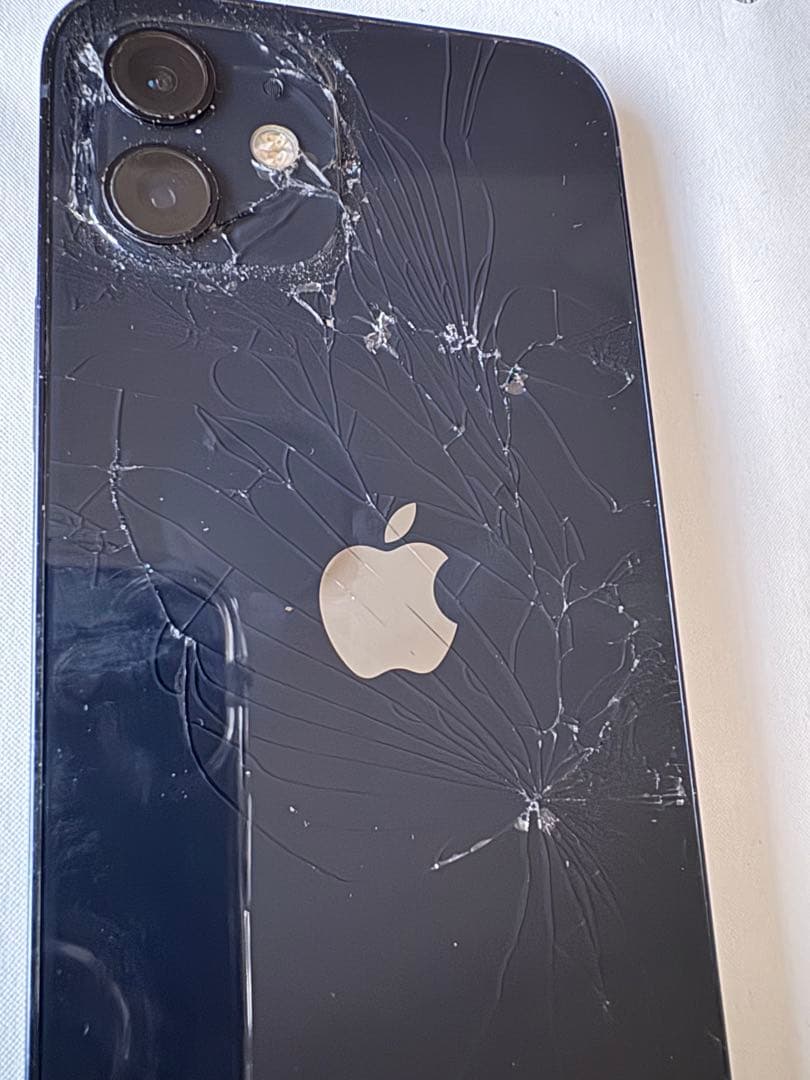 Apple iPhone 12 256GB ブラック 背面ひび割れ