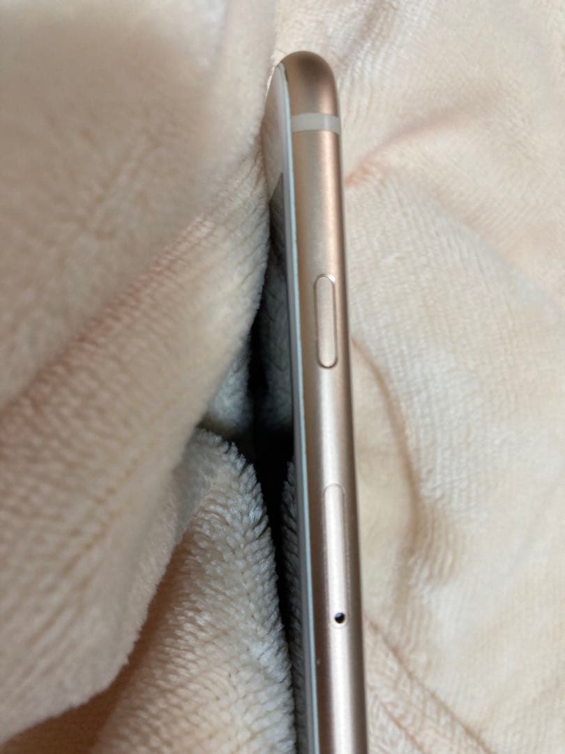 iPhone8 ゴールド64gb 多分美品　バッテリー77% SIMロック解除