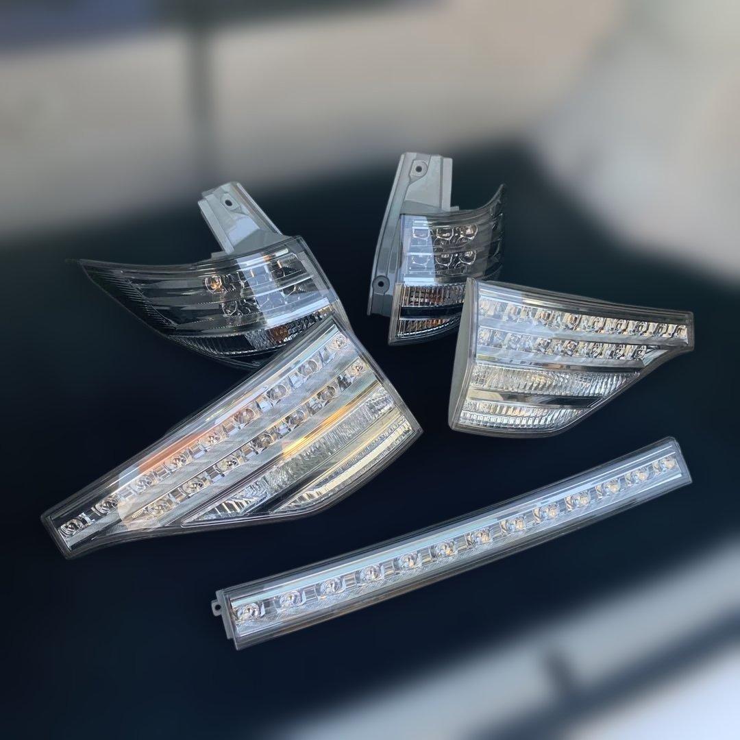 トヨタ　エスティマ　ハイブリッド　AHR20 純正リアテールランプ　中古品