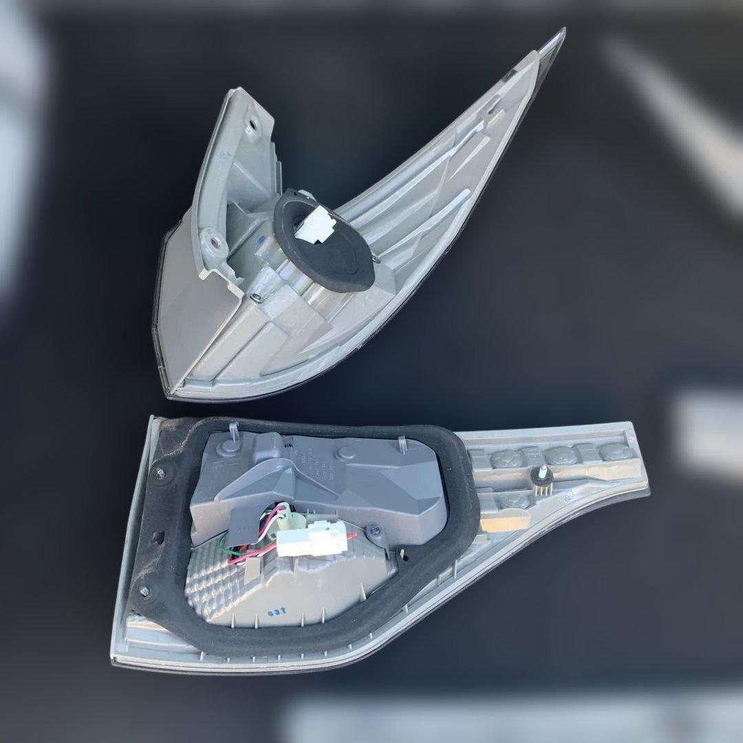 トヨタ　エスティマ　ハイブリッド　AHR20 純正リアテールランプ　中古品