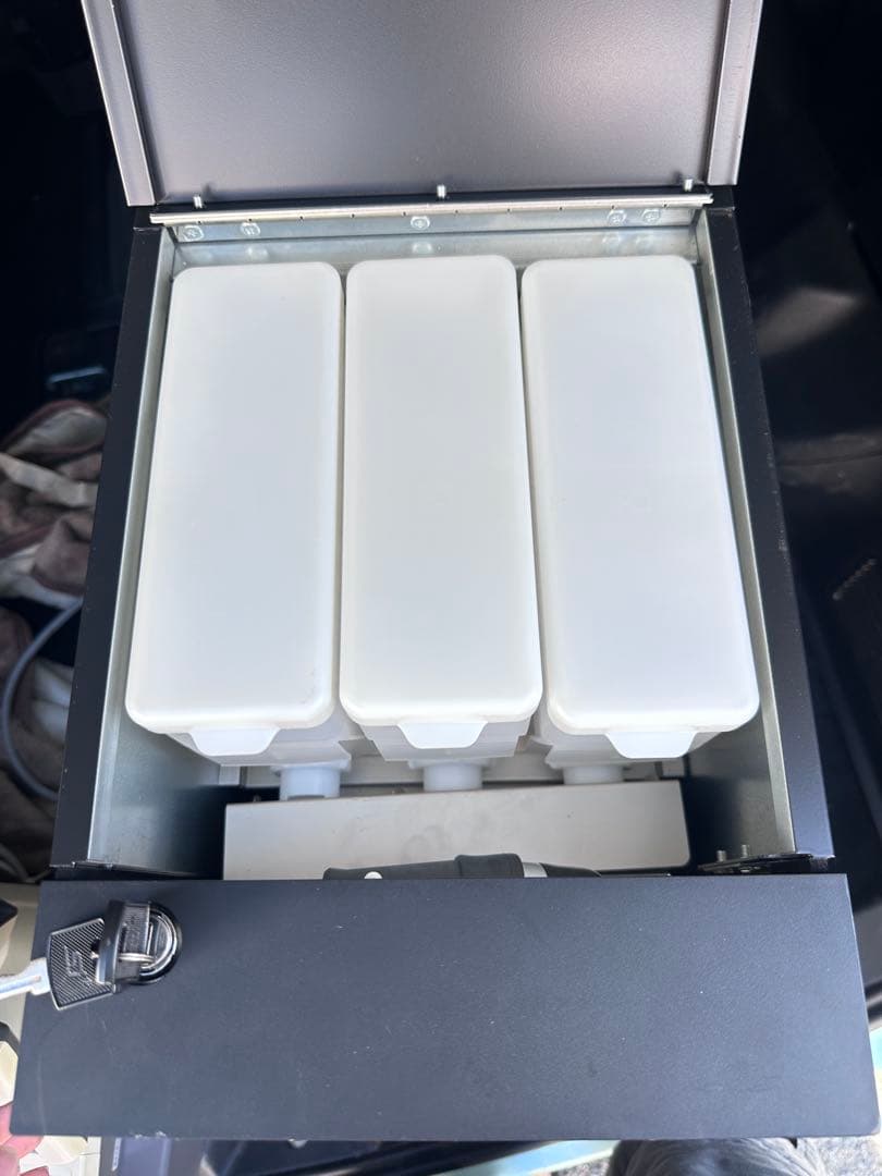 ネスカフェリオナ　水道工事が不要の内臓タンク式モデル。