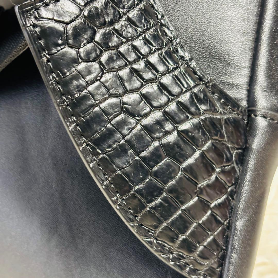 クロコダイル　ボディバッグ　レザー　マットクロコ　ブラック　斜め掛け　尾鰭　背鰭