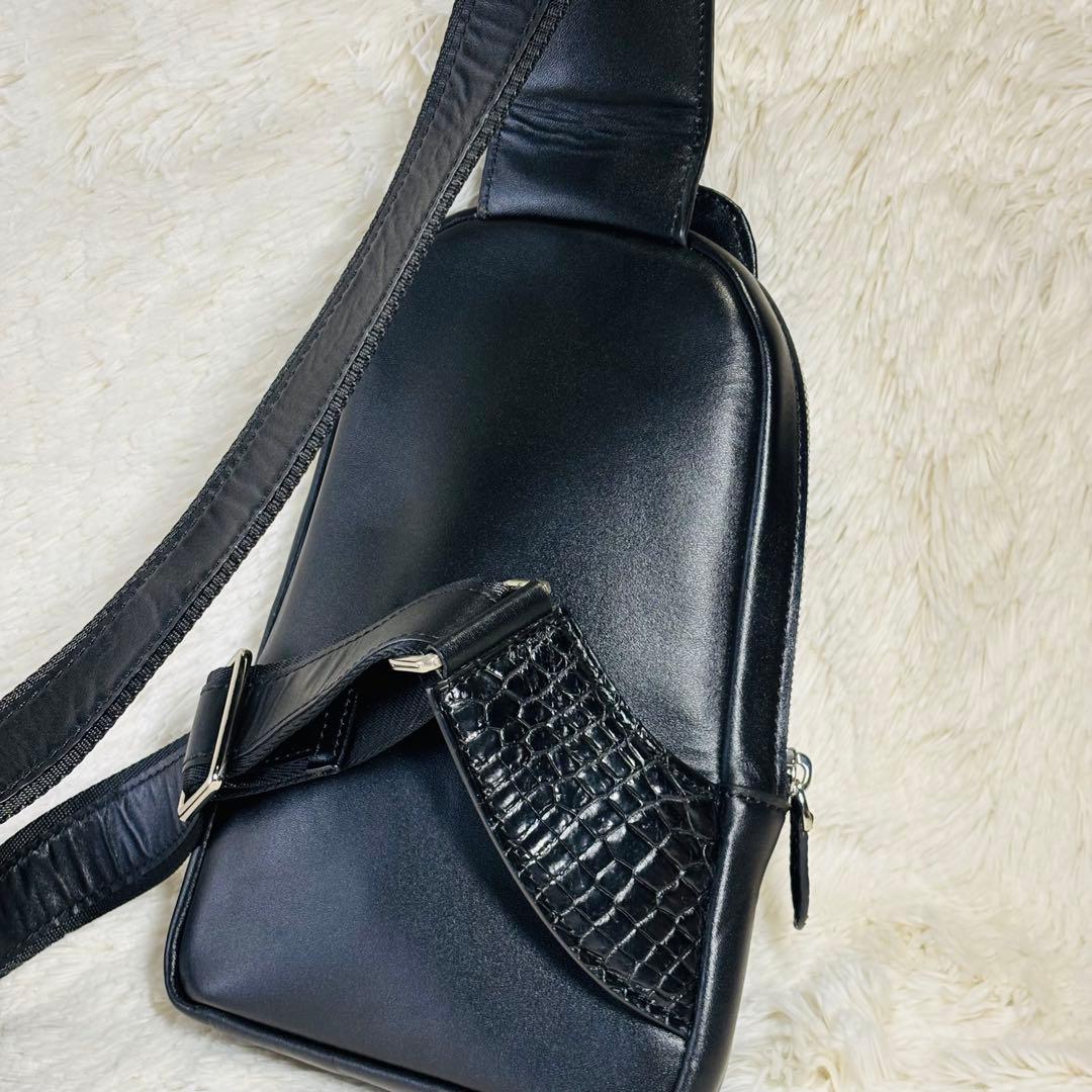 クロコダイル　ボディバッグ　レザー　マットクロコ　ブラック　斜め掛け　尾鰭　背鰭