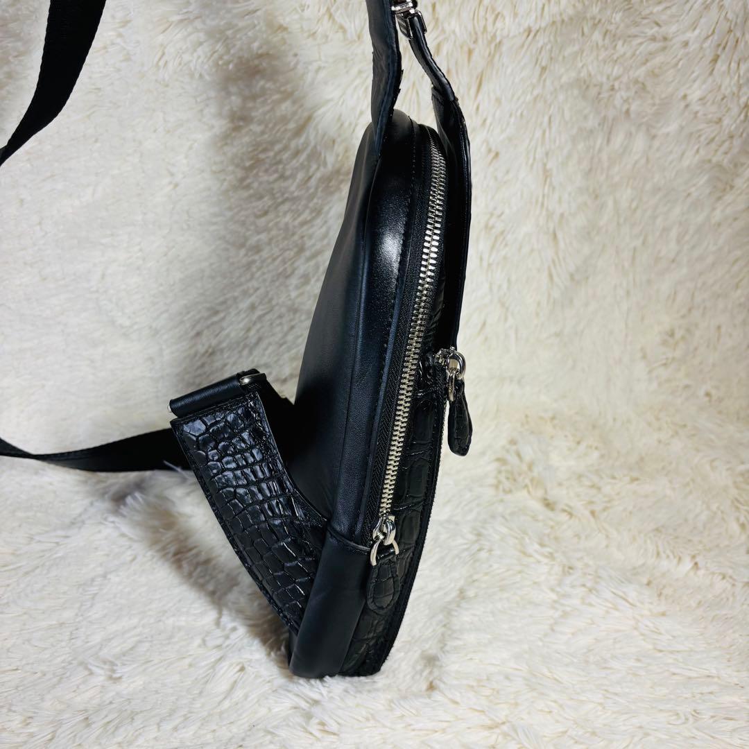 クロコダイル　ボディバッグ　レザー　マットクロコ　ブラック　斜め掛け　尾鰭　背鰭