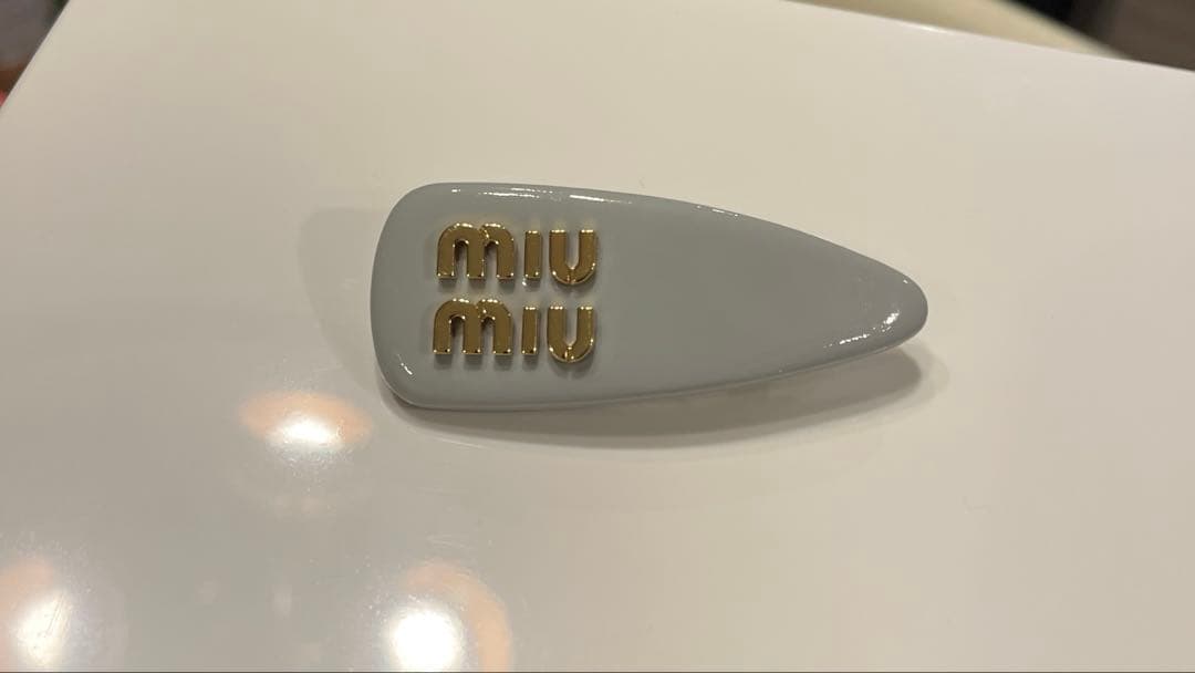 新品 miu miu バレッタゴールドロゴヘアクリップ