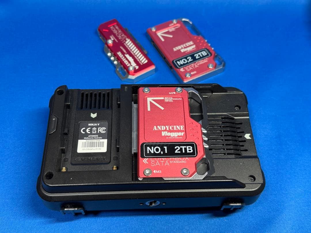 ATOMOS. NINJAV 液晶モニター SSD、バッテリーなど付属品多数