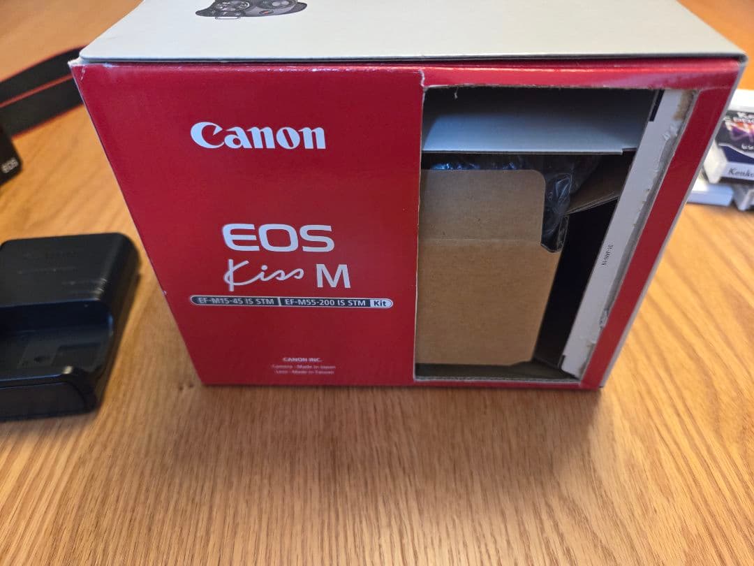 Canon EOS Kiss M　ダブルズームキット＋トライポッドグリップ