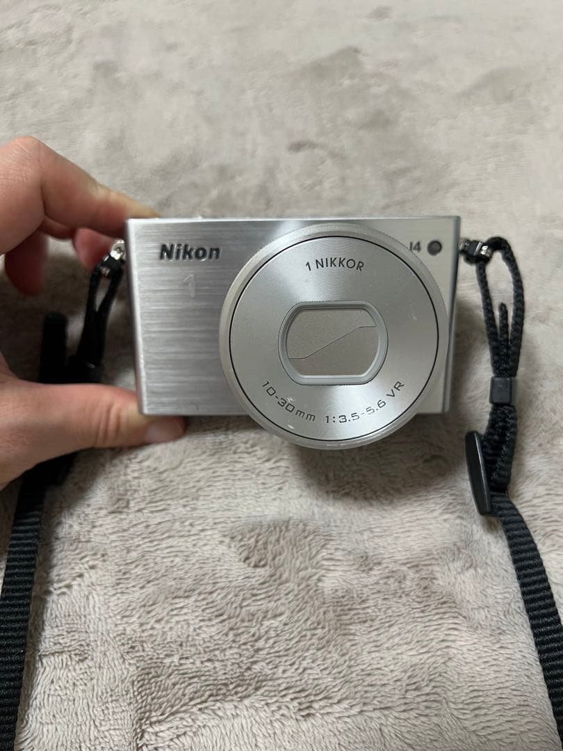 Nikon ミラーレス一眼 Nikon1 J4 シルバー　レンズ付き