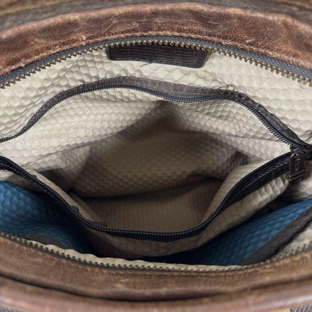 トゥミ　クロスボディバッグ　ショルダーバッグ　ヴィンテージ加工　レザー　ブラウン