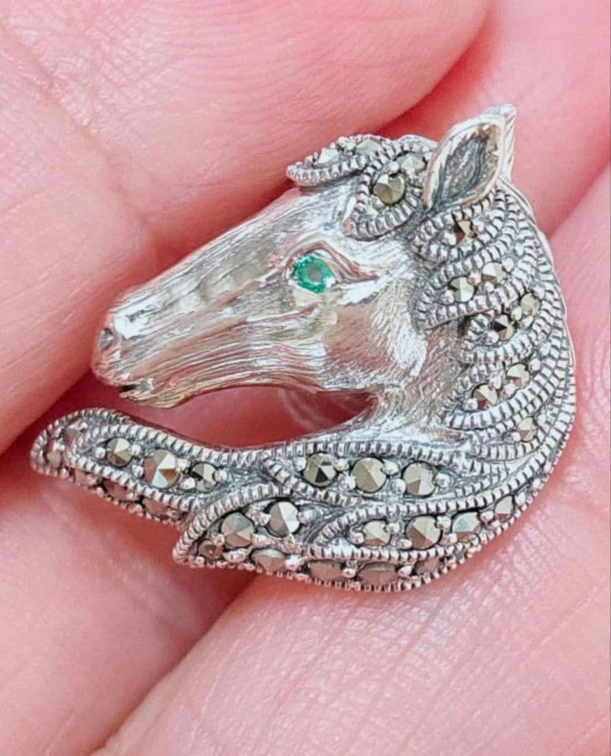 未使用品 碌山 馬 エメラルド シルバー ピンブローチ