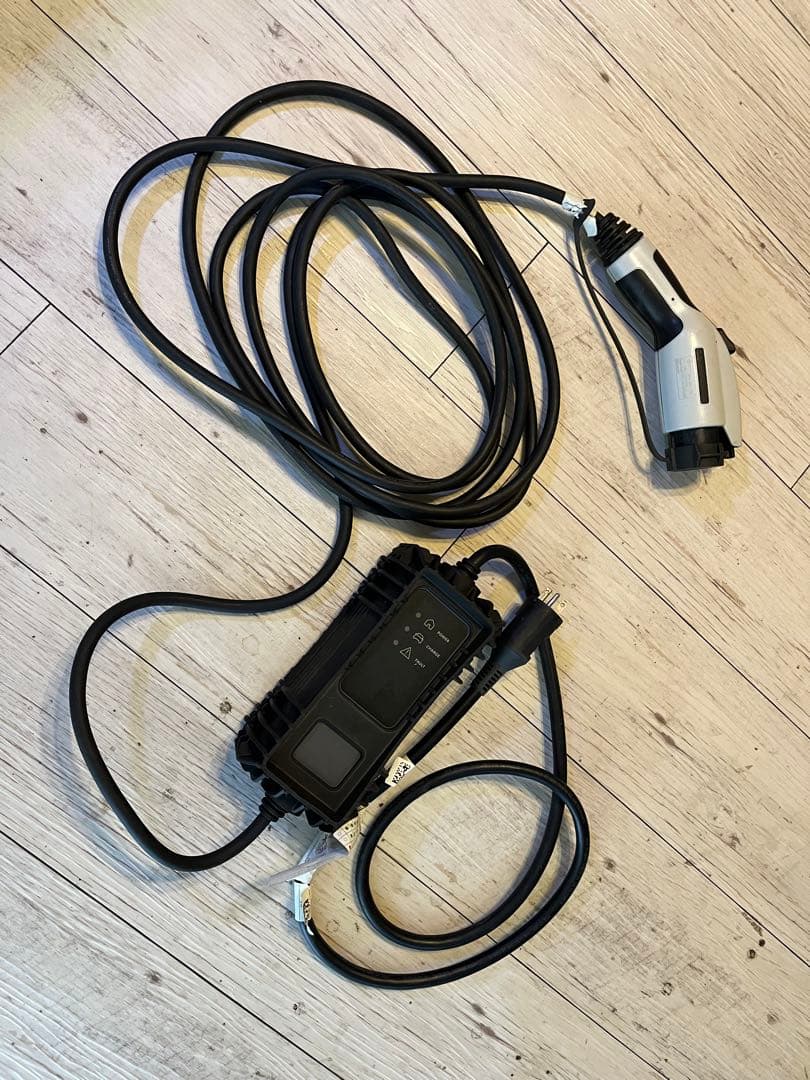 Peugeot e2008 純正充電ケーブルと収納バッグ（送料込）