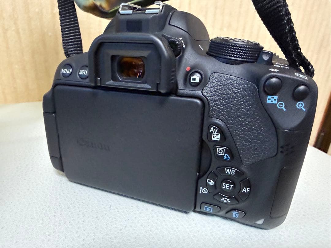 Canon EOS kiss X71 ストロボ未使用付き