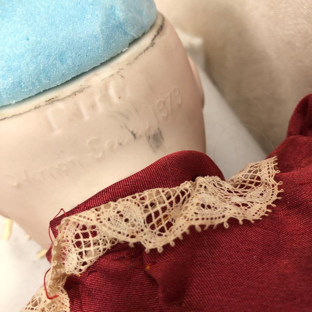 赤いドレスのビスクドール