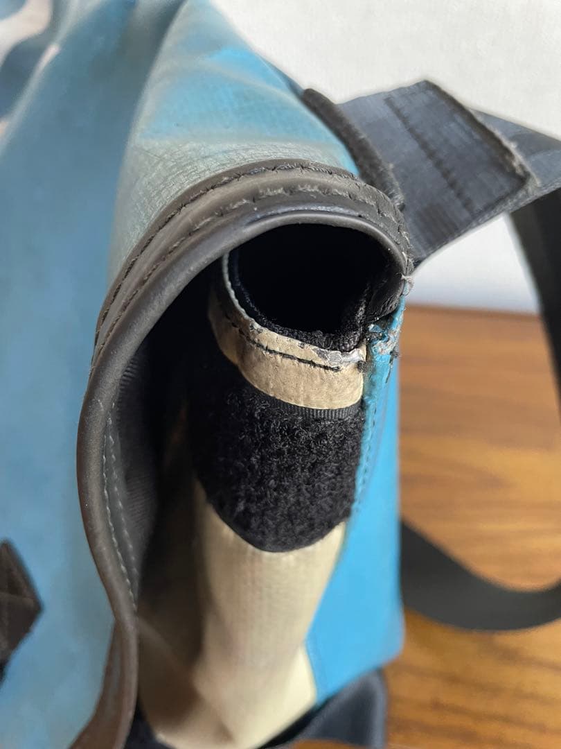 FREITAGメッセンジャーバッグ青（ライトブルー）×白（クリーム）