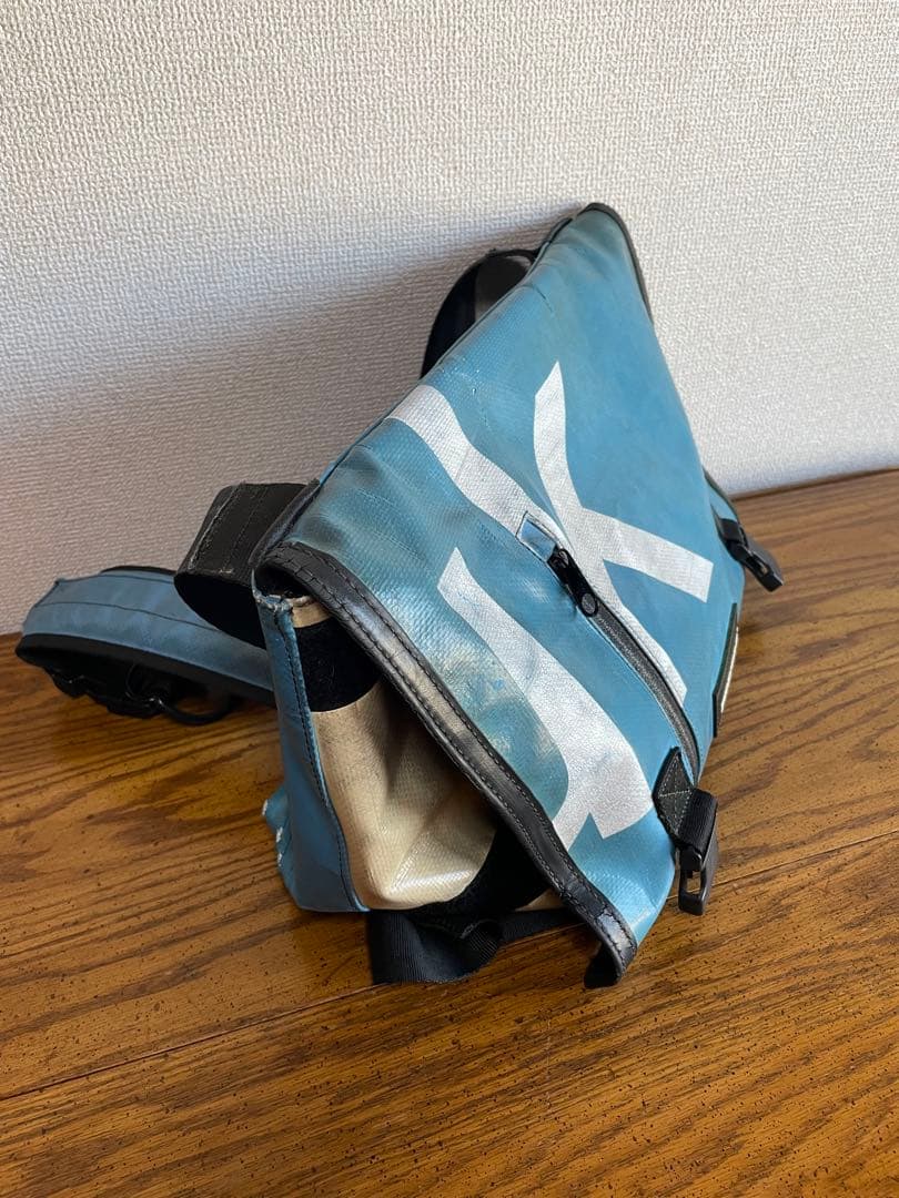 FREITAGメッセンジャーバッグ青（ライトブルー）×白（クリーム）