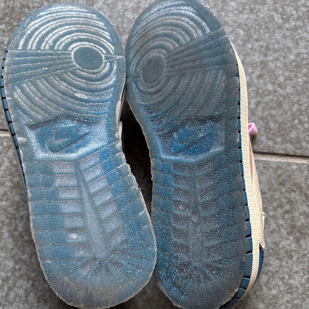 travisスニーカー