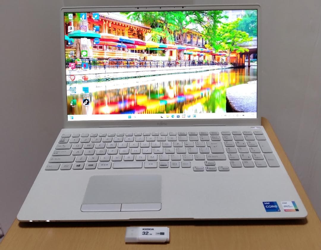 富士通 第11世代 Core i7 SSD1TB/メモリ８GB　軽量