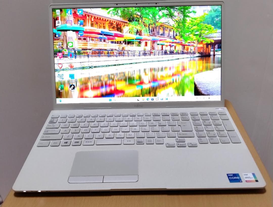 富士通 第11世代 Core i7 SSD1TB/メモリ８GB　軽量