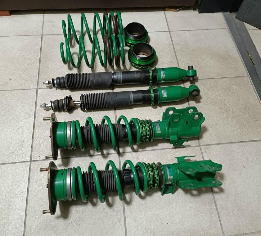 プリウスZVW30/35 フルタップ式車高調TEIN