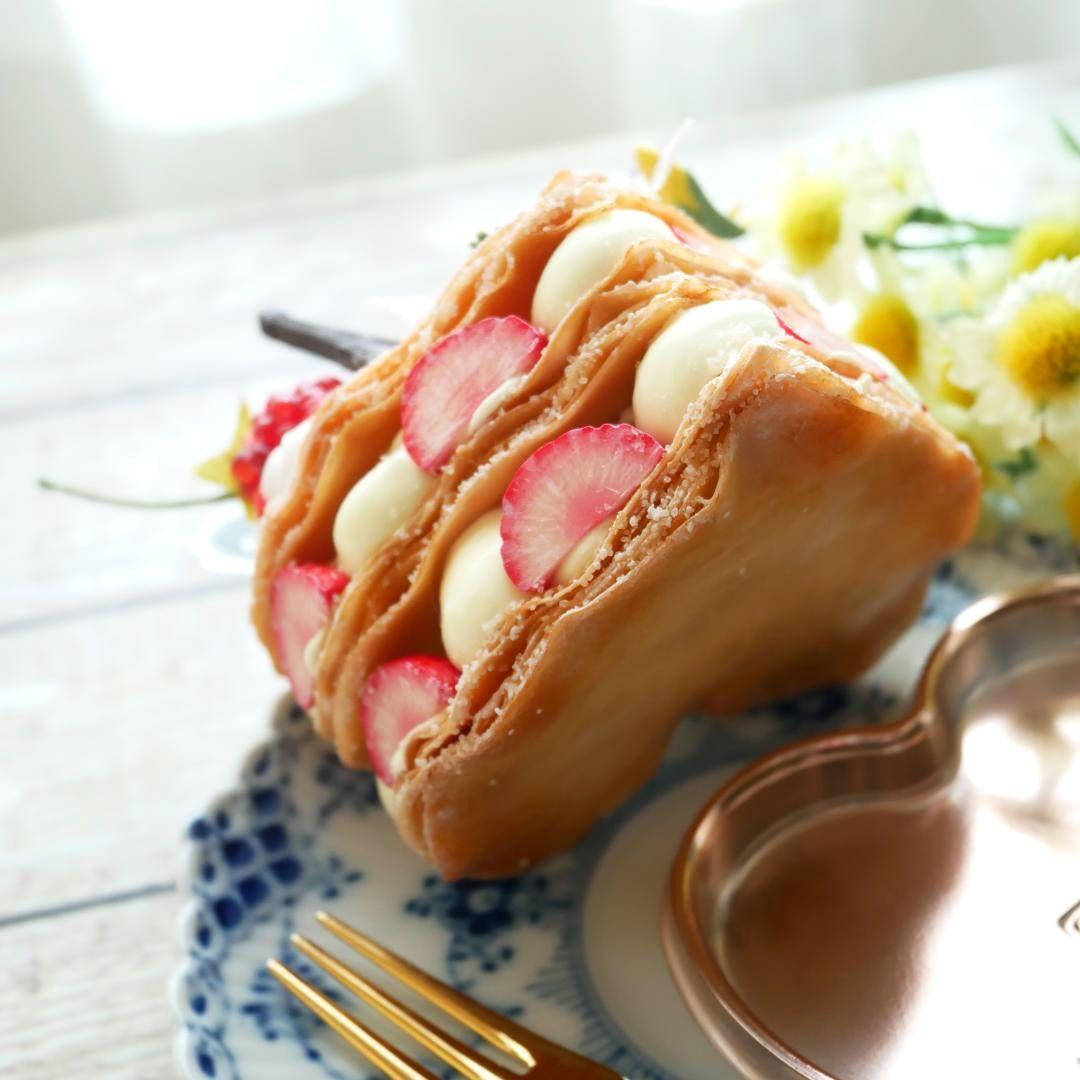 【ひび様】フェイクスイーツ◆ハート型♡パリパリ♬苺のミルフィーユ◆すみれブーケ飾