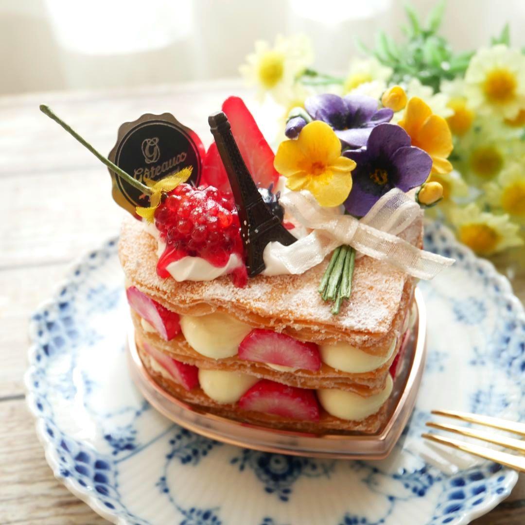 【ひび様】フェイクスイーツ◆ハート型♡パリパリ♬苺のミルフィーユ◆すみれブーケ飾