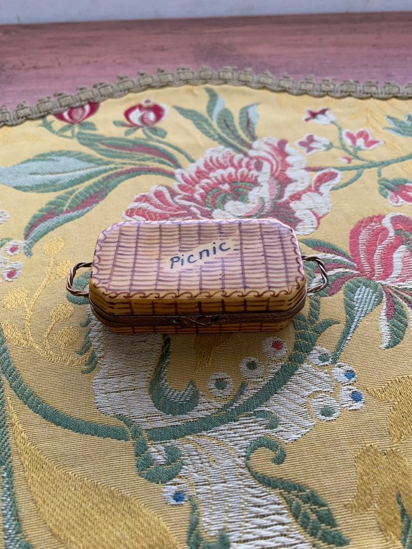 リモージュボックス　フランス製　可愛いバスケット型の小物入れ！カップが入ってる！