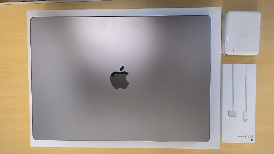 【極美品】MacBook Pro 16 M2Max 32GB 1TB おまけ多数