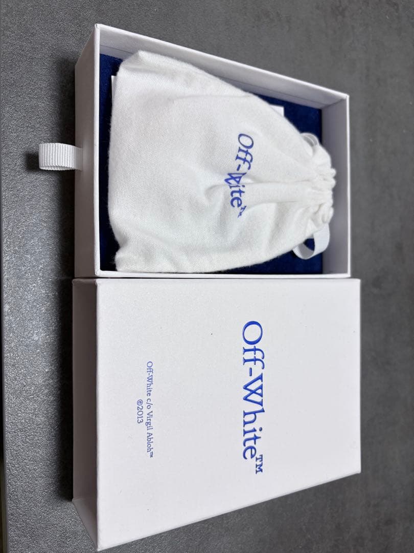 オフホワイト アローピアス