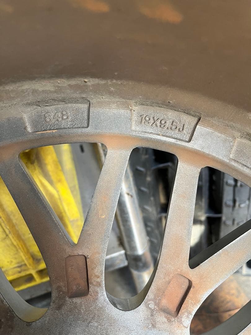 19インチ ホイール シルバー　タイヤほぼ新品