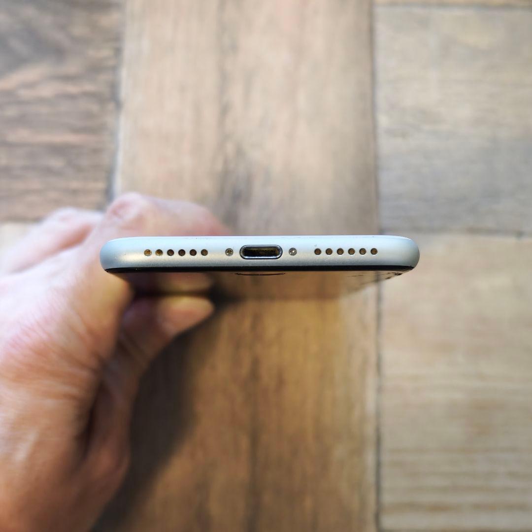 tomato iPhone SE2ホワイト 64GB初期化済 a2275