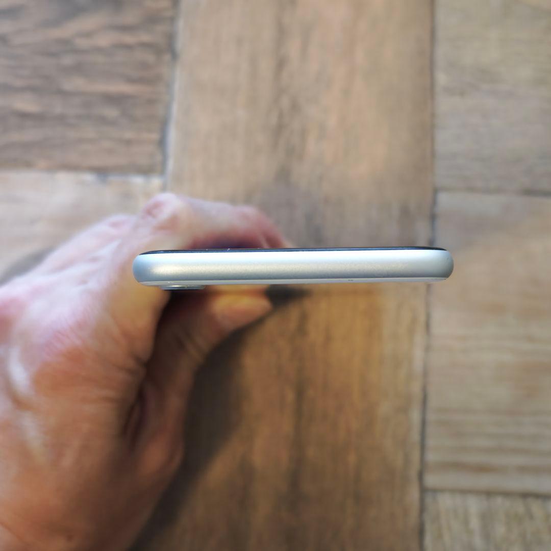 tomato iPhone SE2ホワイト 64GB初期化済 a2275