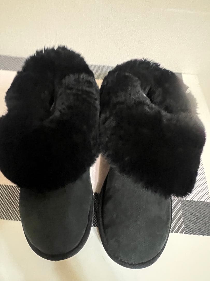 3*1様 UGG黒 スエード ボタン付き ショートブーツ