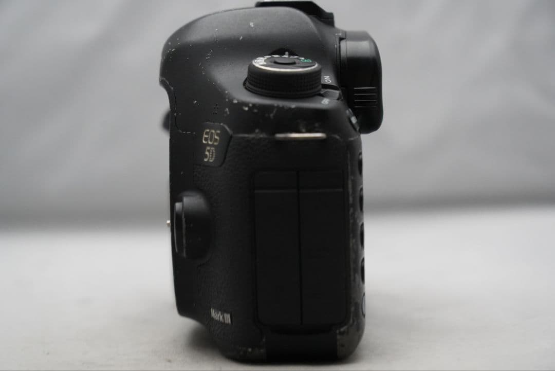 ☆付属品多数☆ キャノン イオス 5D マーⅢ大人気の高性能デジタル1眼レフ機