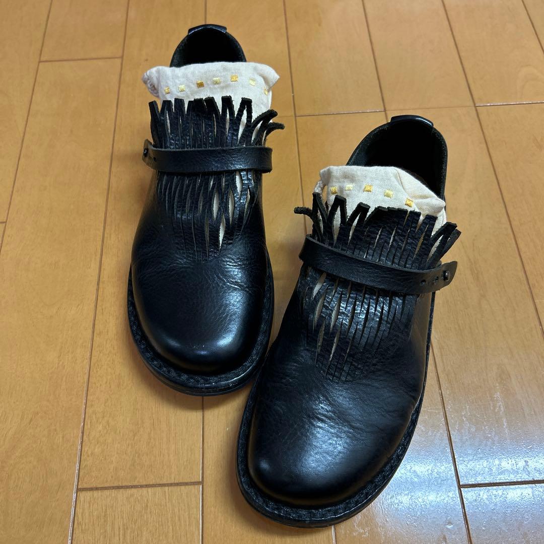 trippen フリンジ付き黒レザーシューズ
