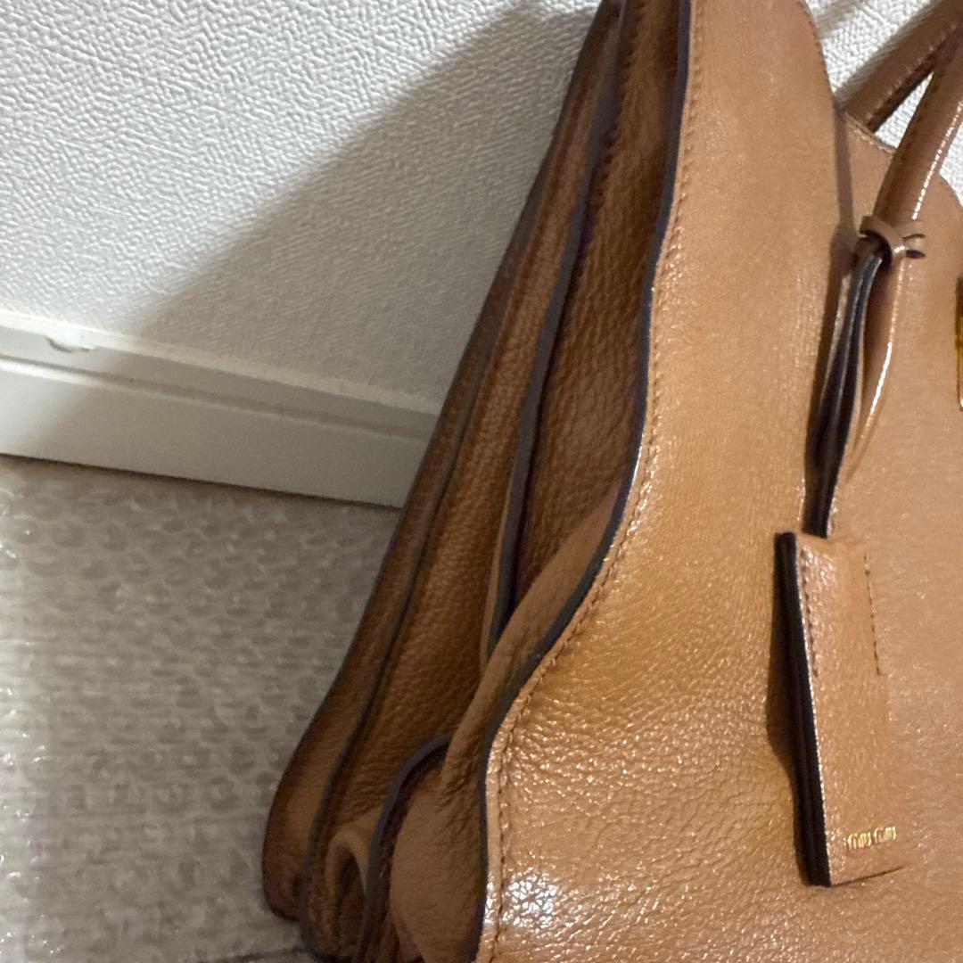 ハンドバッグ　miumiu マドラスレザー　トートバッグ